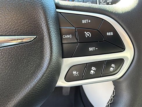Used 2022 Chrysler Pacifica Touring-L image 23