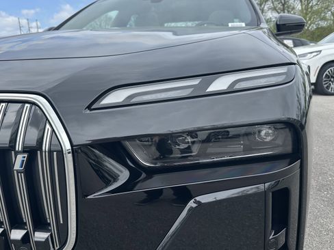 Certified 2025 BMW i7 xDrive60 w/ Premium Package AWD/4WD image 6