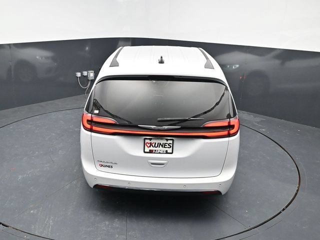 Used 2024 Chrysler Pacifica Touring-L FWD image 36