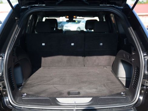 Used 2021 Jeep Grand Cherokee Laredo image 24