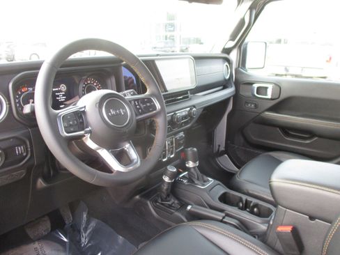 Used 2024 Jeep Wrangler Unlimited Sahara AWD/4WD image 15