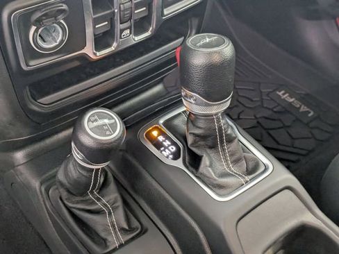 Used 2023 Jeep Gladiator Overland AWD/4WD image 19