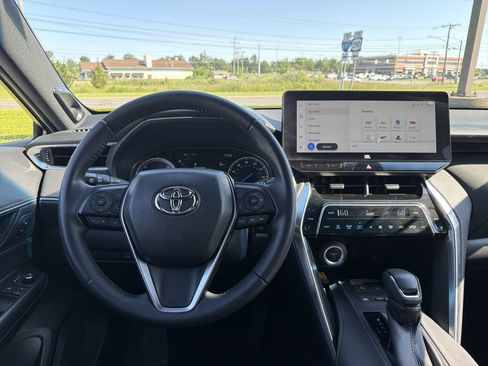 Used 2023 Toyota Venza XLE AWD/4WD image 12
