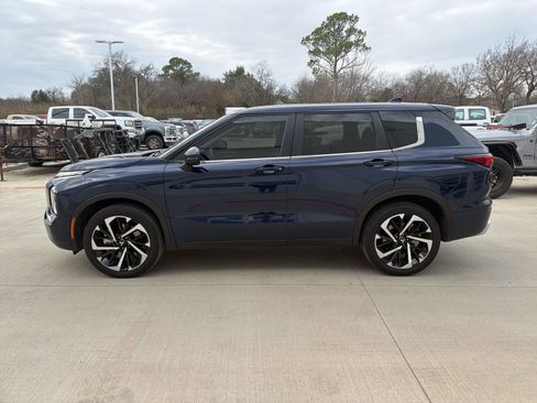 Used 2024 Mitsubishi Outlander SE image 2