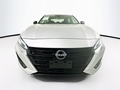 Used 2024 Nissan Altima 2.5 SV image 2