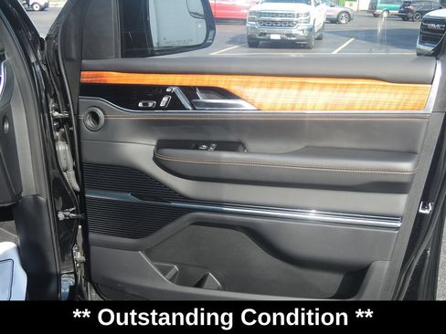 Used 2023 Jeep Grand Wagoneer Series III AWD/4WD image 47