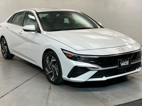 Used 2025 Hyundai Elantra SEL FWD image 7
