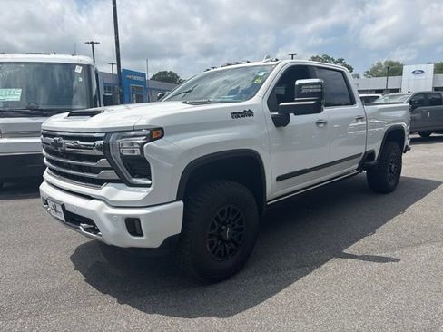 Used 2025 Chevrolet Silverado 2500 High Country w/ High Country Premium Package AWD/4WD image 2