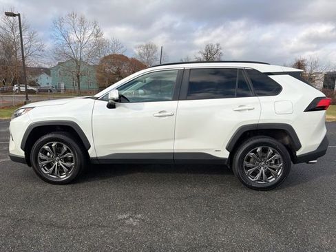 Used 2022 Toyota RAV4 XLE Premium image 5