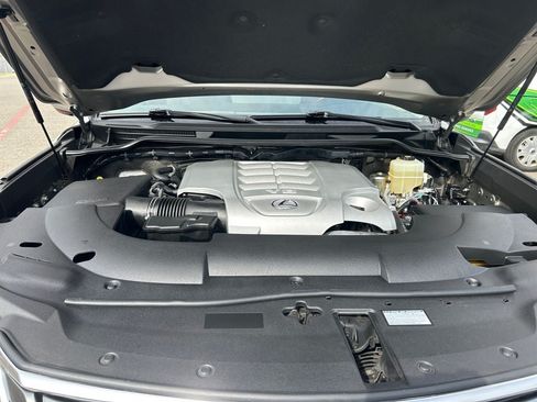 Used 2021 Lexus LX 570 4WD w/ Luxury Package image 29