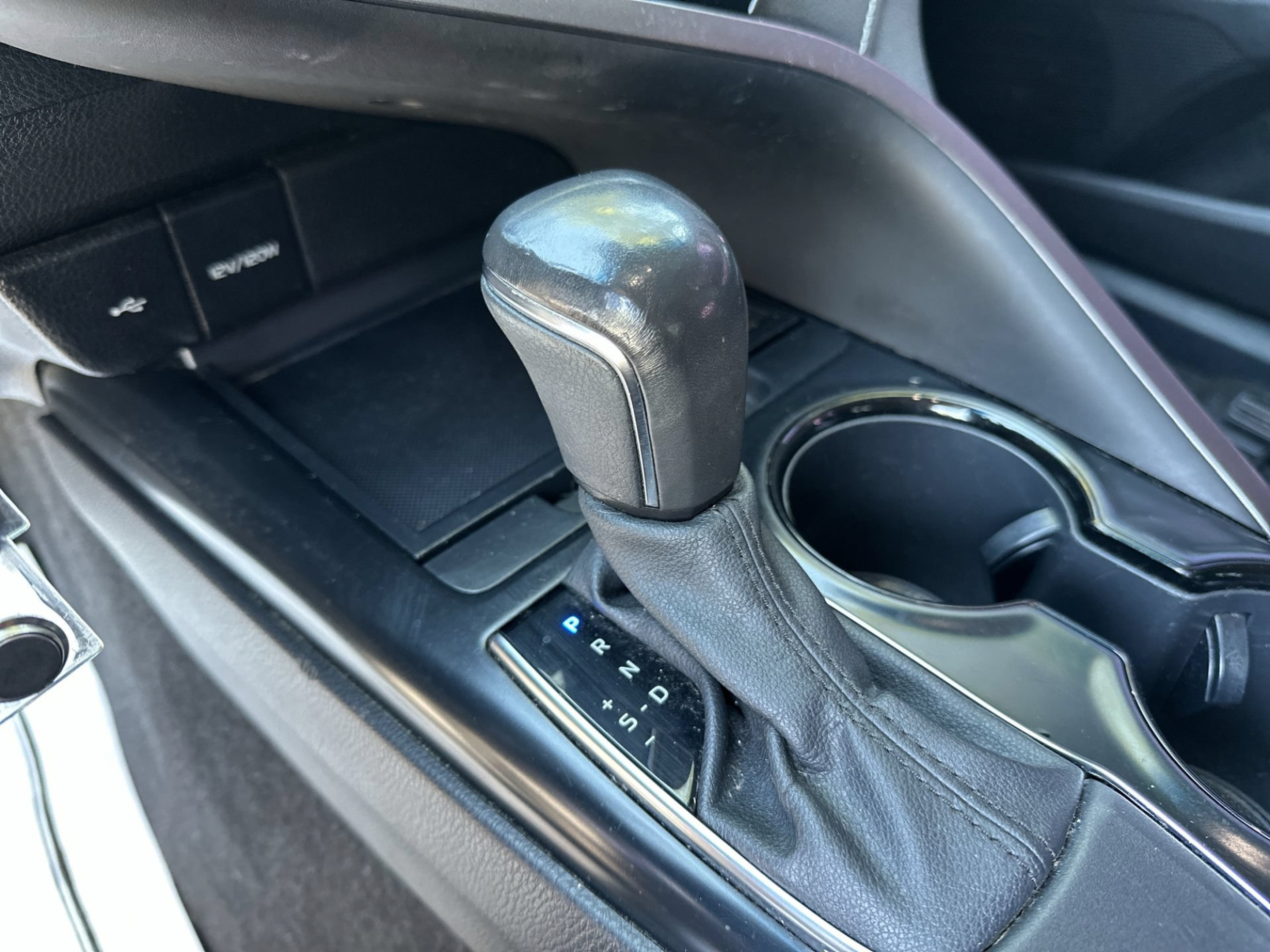 Used 2020 Toyota Camry SE FWD image 19
