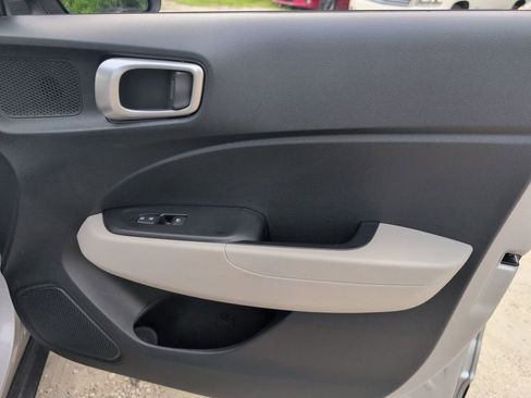 Used 2025 Hyundai Venue SEL FWD image 32