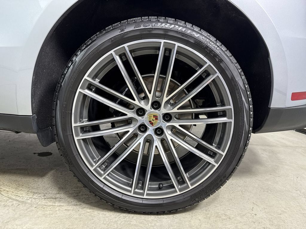 Certified 2026 Porsche Macan AWD/4WD image 14