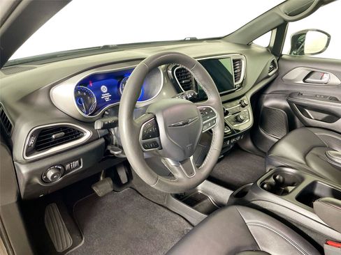 Used 2025 Chrysler Pacifica Select FWD image 22