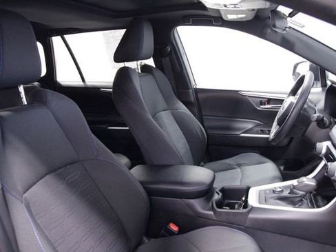 Used 2022 Toyota RAV4 SE w/ Convenience Package image 12