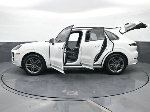 Certified 2025 Porsche Cayenne AWD/4WD image 29