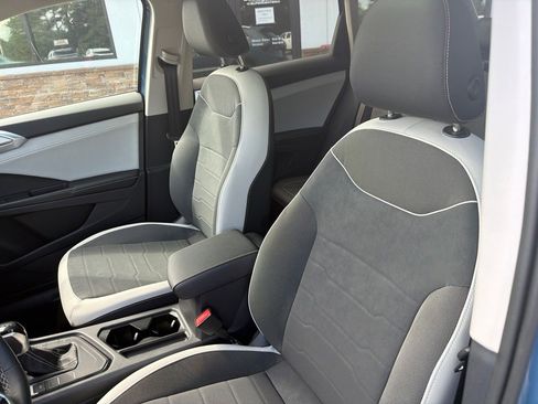 Used 2025 Volkswagen Taos SE w/ Panoramic Sunroof Package FWD image 3
