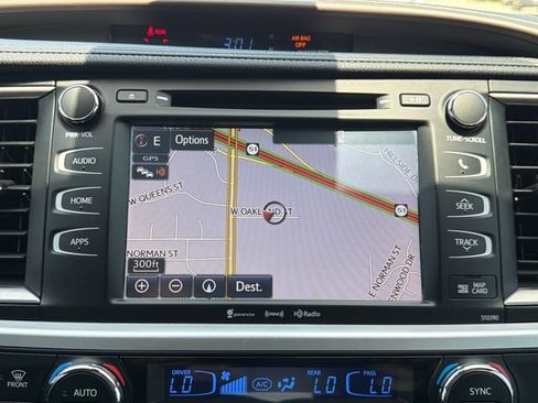Used 2019 Toyota Highlander XLE AWD/4WD image 12