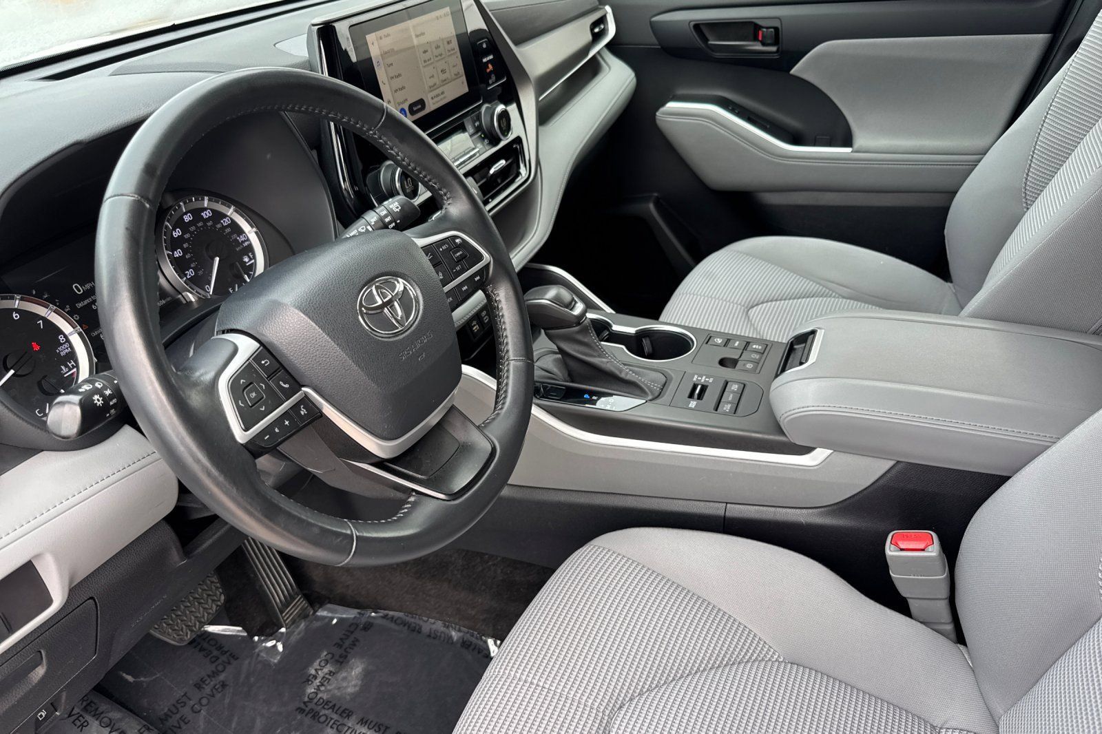 Used 2023 Toyota Highlander LE AWD/4WD image 12