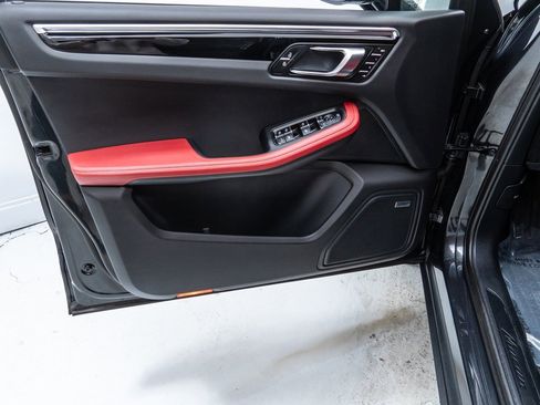 Used 2025 Porsche Macan image 23