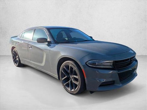 Used 2019 Dodge Charger SXT w/ Blacktop Package RWD image 3