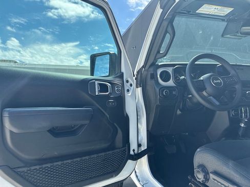 Used 2025 Jeep Wrangler Unlimited Rubicon AWD/4WD image 10
