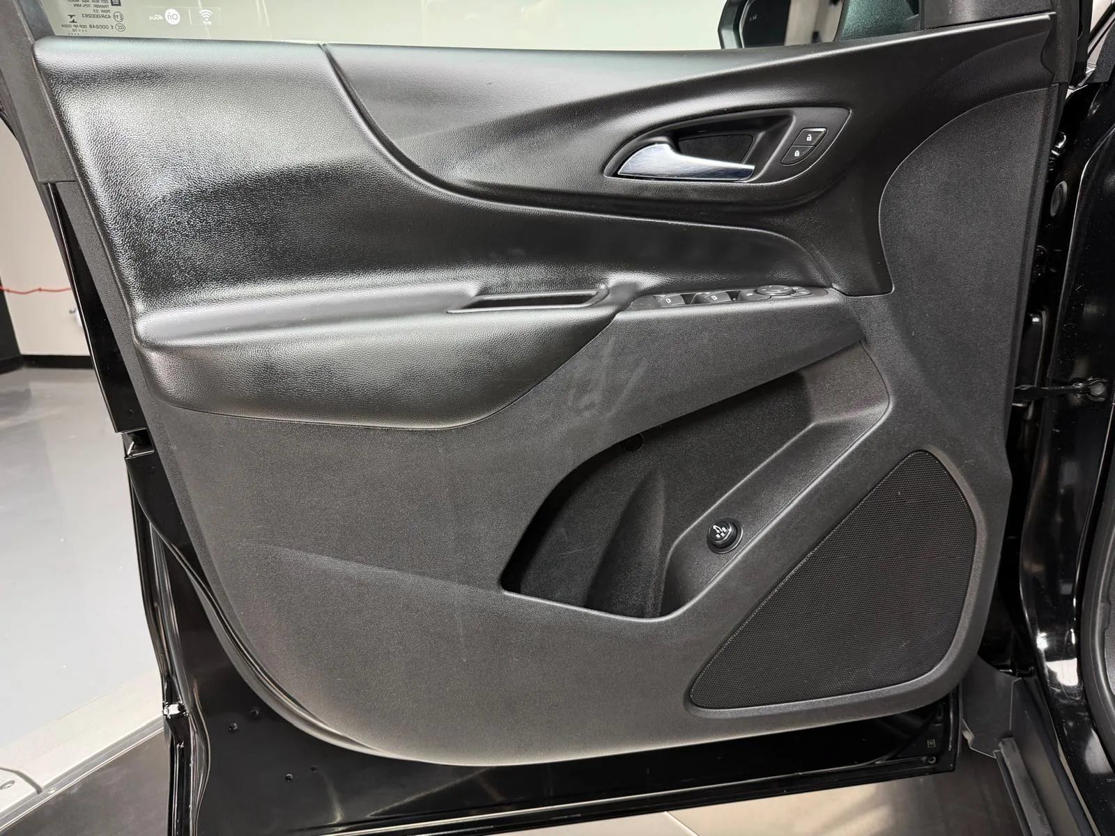 Used 2018 Chevrolet Equinox LT FWD image 24