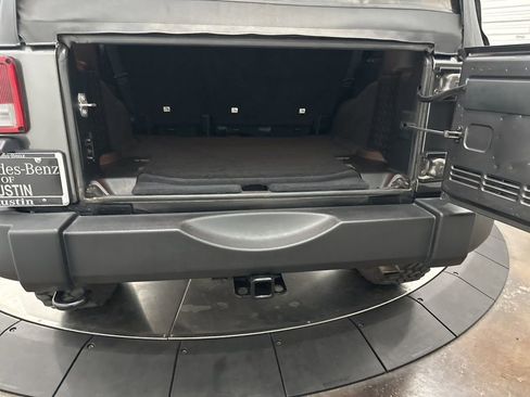 Used 2018 Jeep Wrangler Unlimited Rubicon w/ Connectivity Group image 22