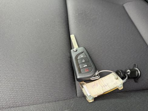 Used 2025 Toyota Corolla LE image 21