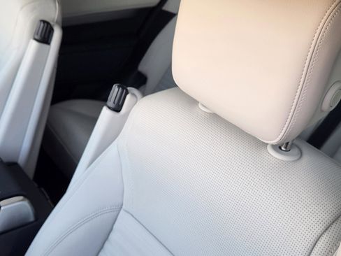 Certified 2025 Land Rover Discovery Dynamic SE image 11