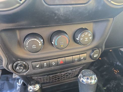 Used 2017 Jeep Wrangler Unlimited Rubicon w/ Connectivity Group AWD/4WD image 20
