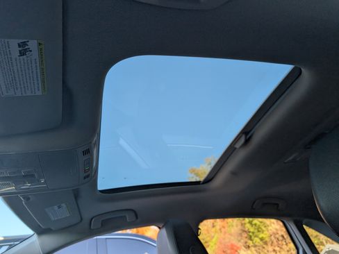 Used 2025 Volkswagen Jetta SE w/ Sunroof Package image 15