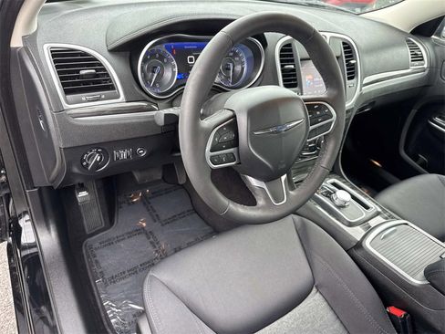 Used 2022 Chrysler 300 Touring w/ Sport Appearance Package image 33