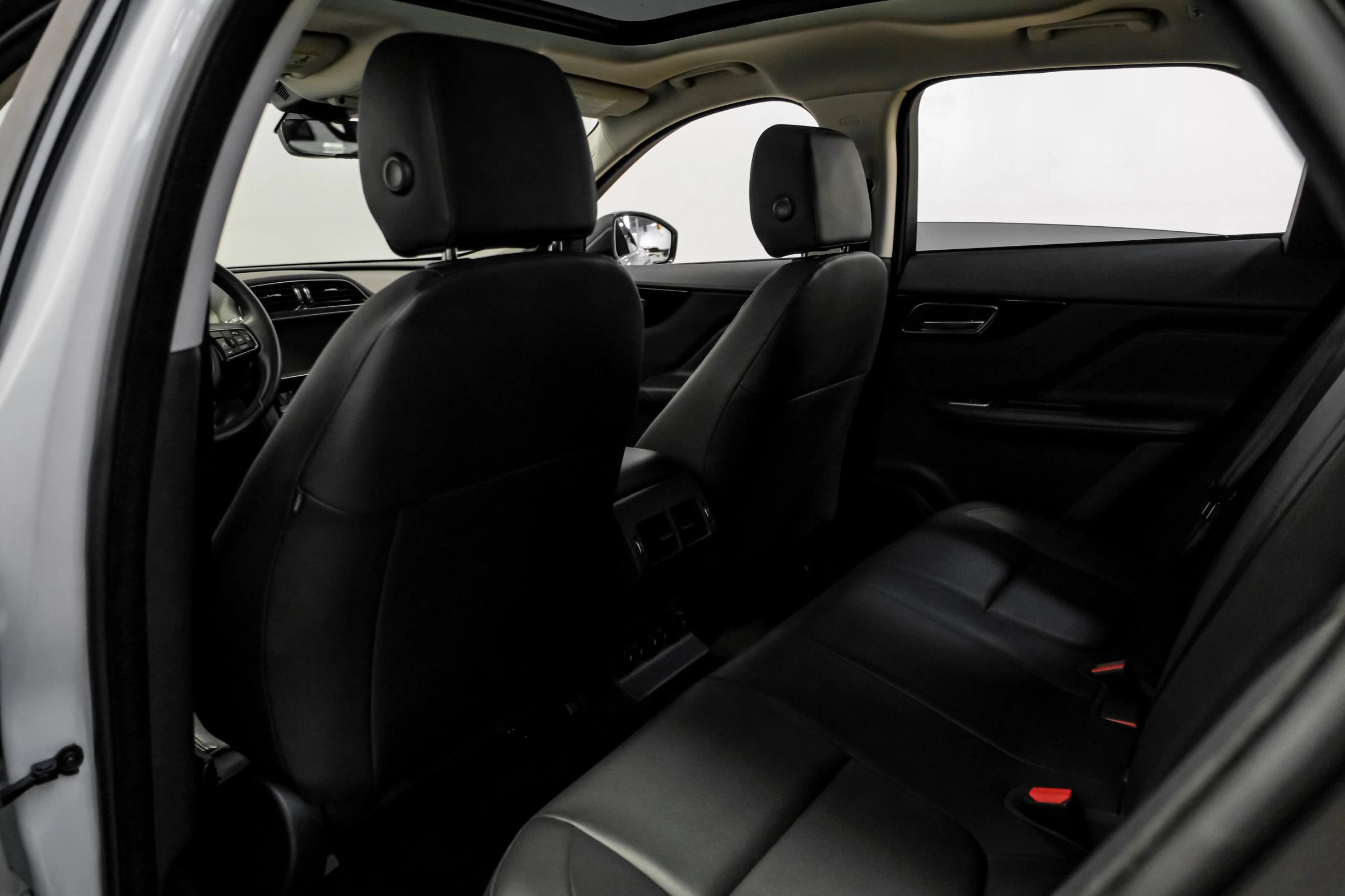 Used 2019 Jaguar F-PACE Premium AWD/4WD image 32