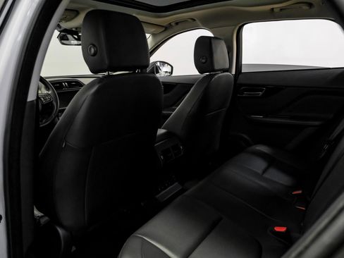 Used 2019 Jaguar F-PACE Premium image 32