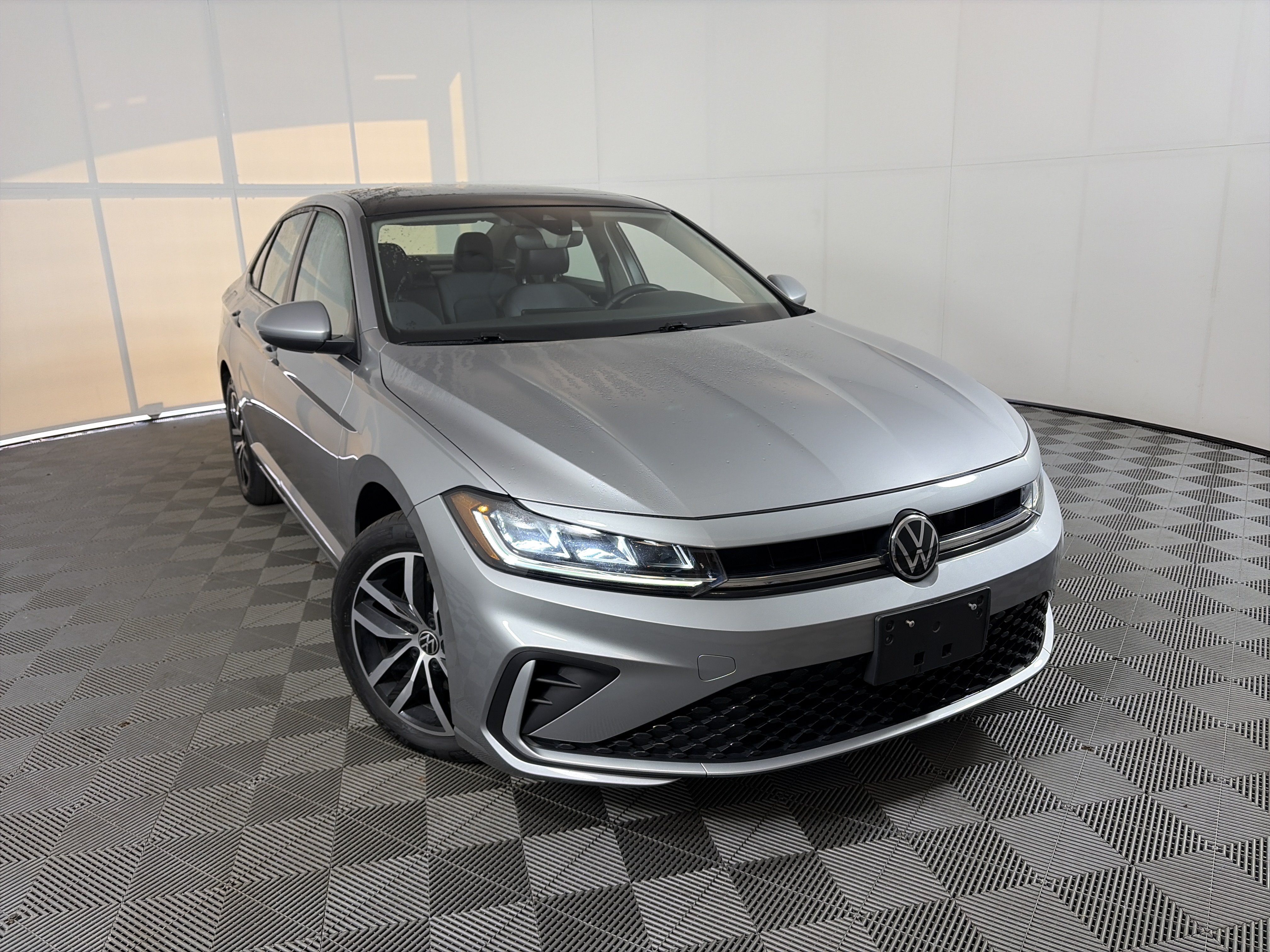 Used 2025 Volkswagen Jetta SE FWD image 1