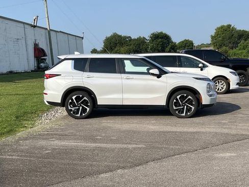 Used 2024 Mitsubishi Outlander SE Black Edition AWD/4WD image 2