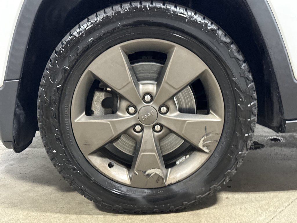 Used 2017 Jeep Cherokee Latitude w/ Comfort & Sound Group AWD/4WD image 27