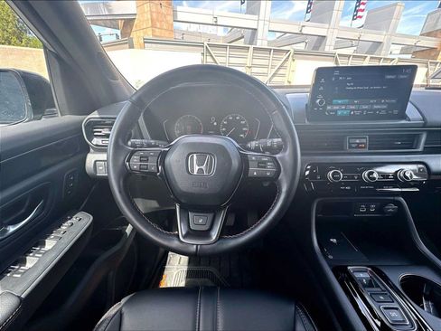 Used 2025 Honda Pilot TrailSport image 8