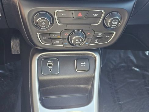 Used 2020 Jeep Compass Latitude FWD image 15