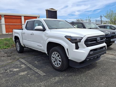 Used 2024 Toyota Tacoma SR5 image 3