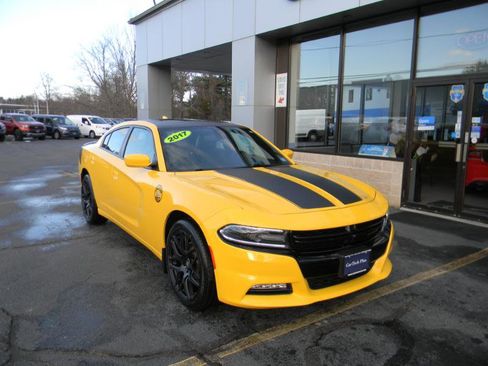 Used 2017 Dodge Charger SXT w/ AWD Plus Group image 2