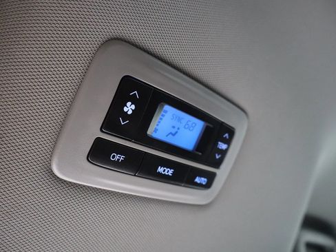 Used 2017 Toyota Sienna SE Premium FWD image 21