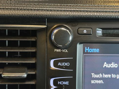 Used 2016 Toyota Highlander XLE FWD image 17