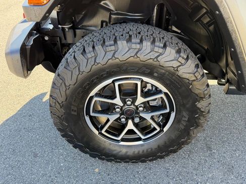 Certified 2024 Jeep Wrangler Unlimited Rubicon w/ Technology Group image 13