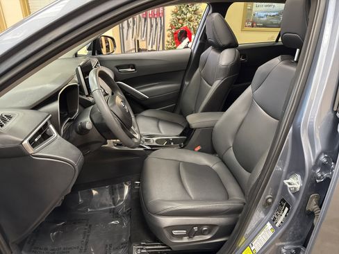 Used 2024 Toyota Corolla Cross XLE w/ Convenience Package image 29