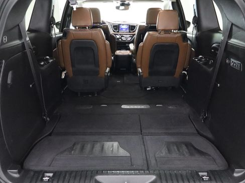 Used 2017 Chrysler Pacifica Limited FWD image 9