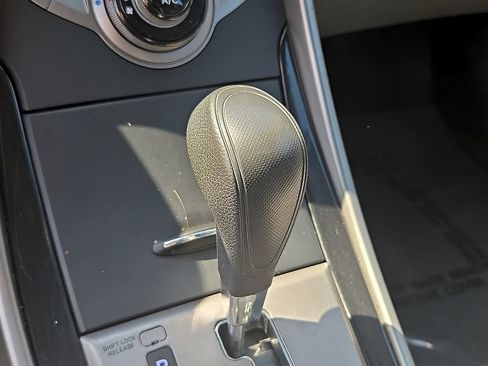 Used 2013 Hyundai Elantra GLS w/ Preferred Pkg FWD image 19