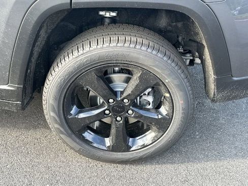 New 2025 Jeep Grand Cherokee Limited w/ Black Appearance Package image 18