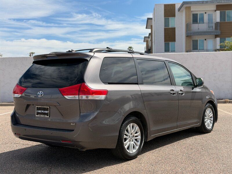 Used 2014 Toyota Sienna XLE w/ XLE Premium Package FWD image 4